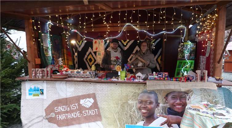 Max Unger und Renate Adams von der Fairtrade-Steuerungsgruppe im Stand des Sinziger Weihnachtsmarktes. Foto: privat