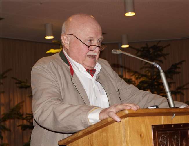 Max Wiegand, Weltmeister im Kurzwaffenschießen, erläuterte in einem kurzuweiligen Vortrag die Handhabung von Schusswaffen.