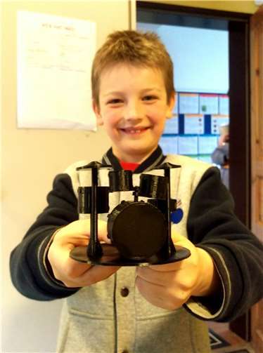 Max präsentiert sein in 3D gedrucktes Schlagzeug. Foto: privat