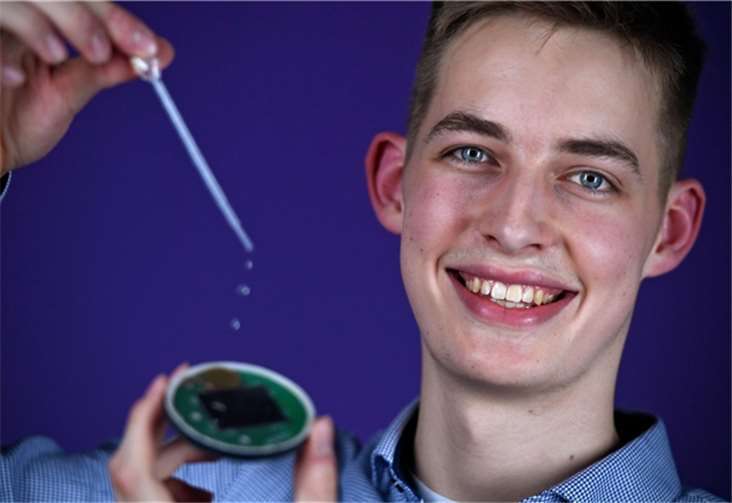 Max von Wolff (18) aus Mayen hat eine Apparatur zur partikelweisen Niederschlagsklassifizierung entwickelt, die ermöglicht genauere Wettervorhersagen treffen zu können. Foto: Stiftung Jugend forscht e. V.