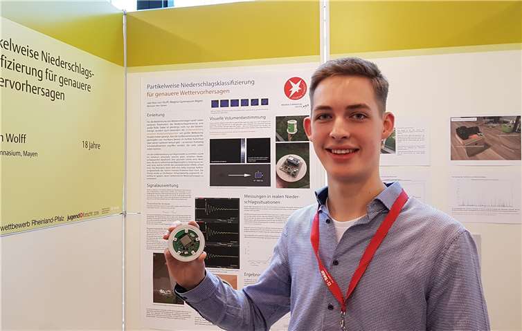 Max von Wolff mit seinem Sensor. Sein Ziel ist es, nicht allein die Niederschlagsmenge zumessen, sondern mit seinem selbst entwickeltem Messgerät die Größenverteilung derRegentropfen zu ermitteln, um so Unwetterverläufe prognostizieren zu können. Fotos: privat