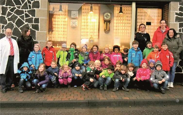 Maxi-Kinder zu Besuch bei „UHREN MAUS“ 