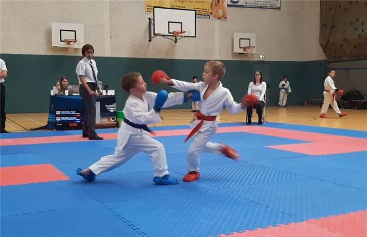 Maxim Neufeld (blau) und Felix Hoheisel (rot) im Halbfinale.Foto: privat