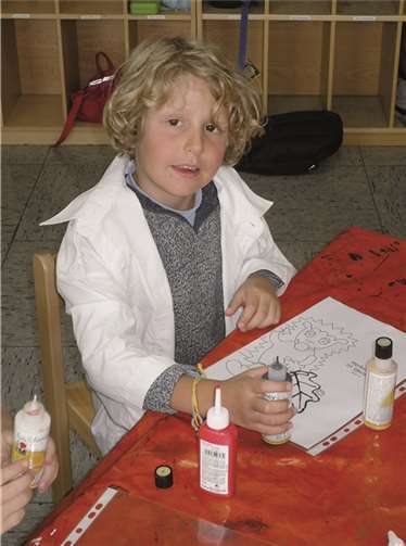 Maxim bei den Vorbereitungen für die Fensterbilder.