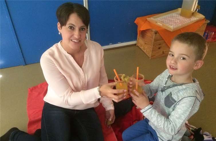 Maxim prostet seiner Mama miteinem erfrischenden Cocktail zu. Fotos: privat