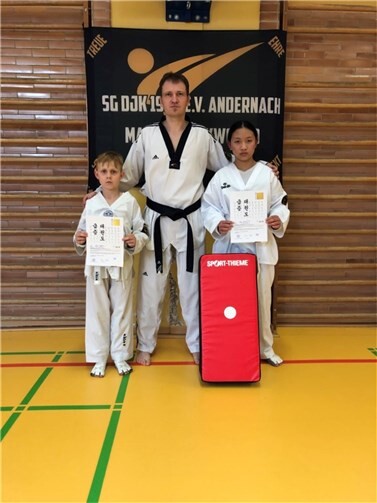 Maxim und Minh mit ihrem stolzen Trainer Manuel Skora. Foto: privat