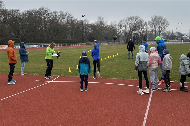 Maximale Wurfkraft trotz maximaler Isolierung - wer sich in dieser Montur noch bewegen kann, ist reif für Olympia. Foto: TuS Ahrweiler