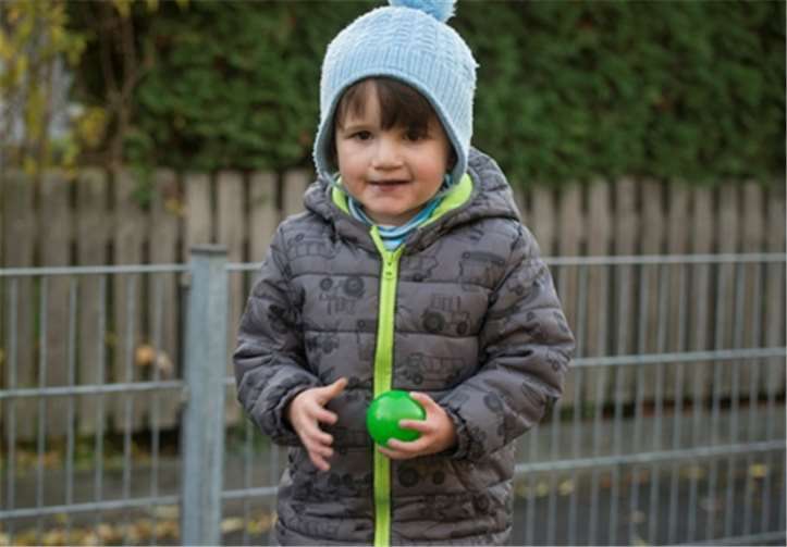 Maxime ist ein offenes und fröhliches Kind.