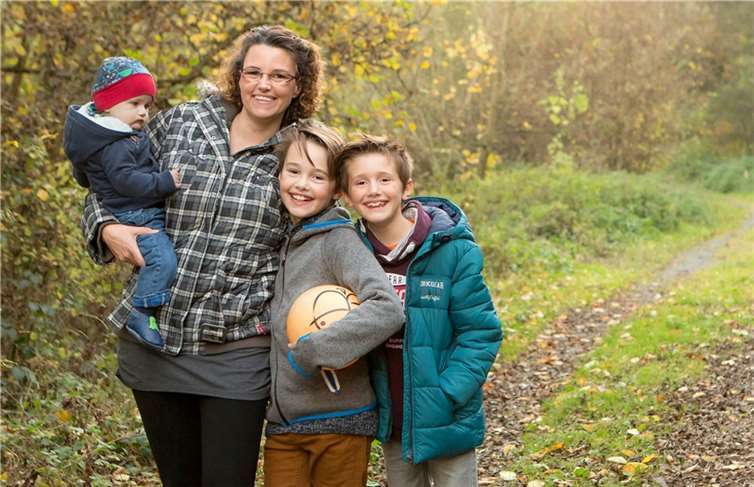Maxime mit seiner Mama und seinen Brüdern