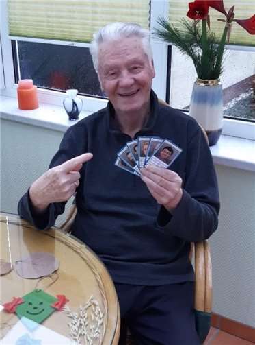 Maximilian Bernecker – mit 81 Jahren der schnellste Einsender – gewinnt ein Kartenspiel mit den Schachgrößen der letzten hundert Jahre.