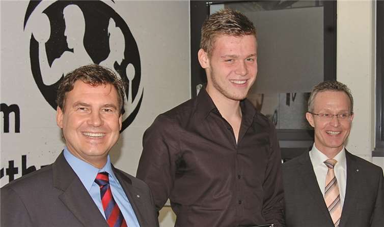 Maximilian Bierwirth (Mitte) bei der Verleihung der Urkunde durch Matthias Nester (links) sowie Dirk Weber (rechts).privat