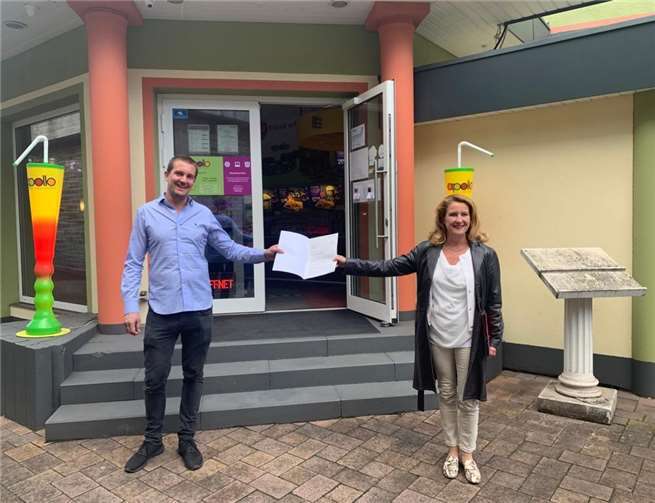 Maximilian Bugdahn freut sich über den Förderbescheid aus den Händen von Medienstaatssekretärin Heike Raab. Fotos: privat