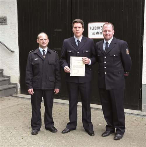 Maximilian Dany, der erfolgreich den Grundlehrgang bestanden hatte, wurde vom Wehrleiter der Verbandsgemeinde Rhein-Mosel, Thomas Pelzer, für den Feuerwehrdienst verpflichtet.