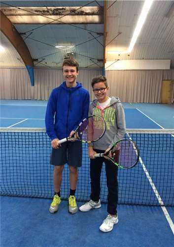 Maximilian Dazert (links) und Robert Saas behielten im zweiten Spiel der Winterrunde zum zweiten Mal die Oberhand.privat