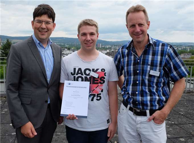 Maximilian Esch (Mitte) ist der erste Azubis-Botschafter der Stadtverwaltung. Darüber freuen sich Bürgermeister Michael Mang (links) und IT-Amtsleiter Gerhard Wingender (rechts).Foto: Stadt Neuwied