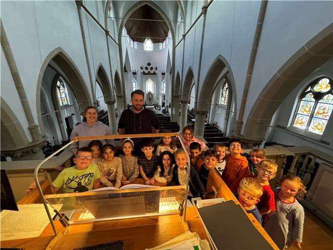 Maximilian Friedrich und Johanna Leonhardt führten die Erstklässler in die spannende Welt der Orgel und deren Musik ein. Foto: privat