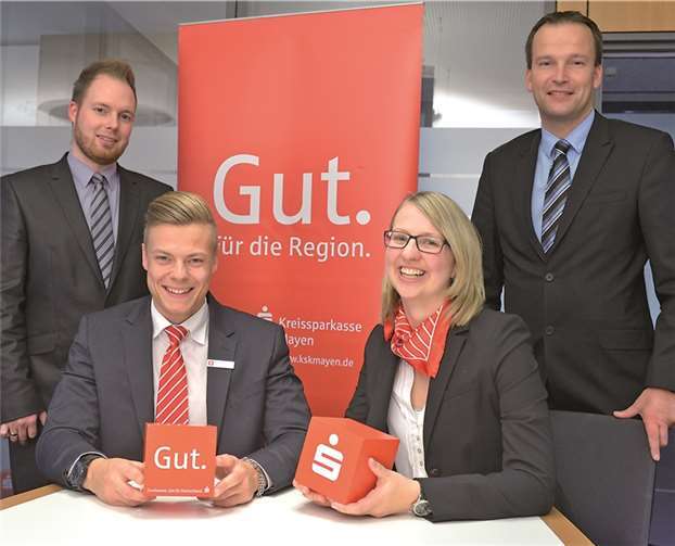 Maximilian Fuß (vorne li.) hat kürzlich die Leitung der Sparkassenfilialen in Langenfeld und Virneburg übernommen. Vorstandsmitglied Christoph Weitzel (re.) und Vertriebsleiter Stefan Weber (hinten li.) sowie die bisherige Leiterin Julia Retterath (vorne re.) gratulierten ihm. KSK