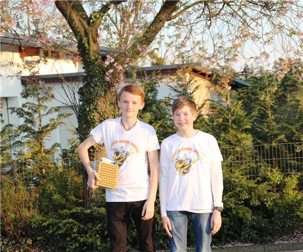 Maximilian Gross und Simon Emmert von der IGS Plaidt stellten ihr Projekt „Bienen unter Strom“ vor.