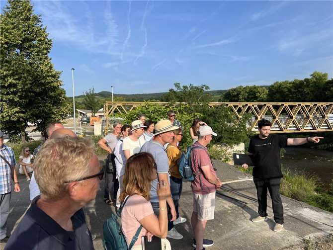 Informationen zum Wiederaufbau Maximilian Kranich (rechts) bei seinem Rundgang mit den Gästeführern. Foto: Armin Küpper
