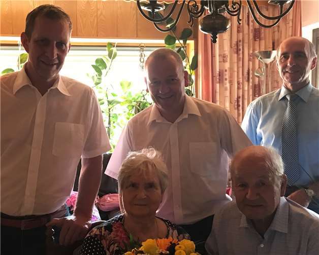 Maximilian Mumm, Gerd Klasen und Rudi Zenz (v.l.) gratulierten dem Jubelpaar Beck aus Polch.privat