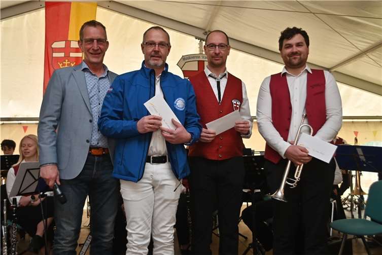 Maximilian Mumm, der Bürgermeister der Verbandsgemeinde Maifeld, hatte für die beteiligten Musikvereine ein Geldgeschenk dabei.  Fotos: SK