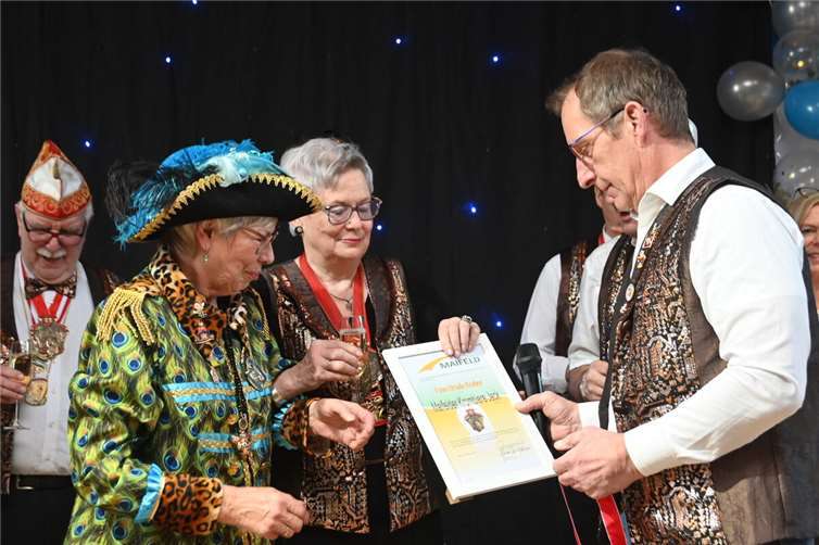 Maximilian Mumm, der Bürgermeister der Verbandsgemeinde Maifeid, zeichnete die 68-Jährige mit dem Krombiere-Jeck-Orden aus.