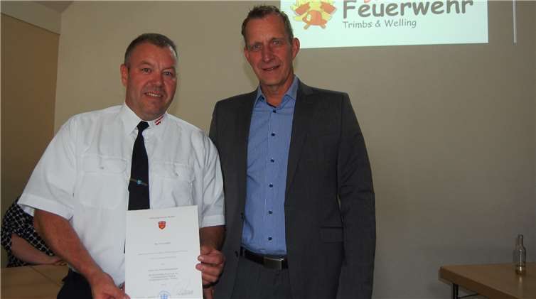 Maximilian Mumm (re.), Bürgermeister der Verbandsgemeinde Maifeld, hatte für Sven Schäfer die Gründungsurkunde dabei.