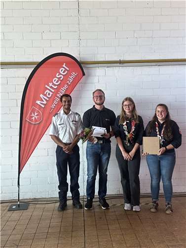 Maximilian Pietzner (2. v.l.) erhielt für sein Engagement das Anerkennungszeichen der Malteser Jugend.