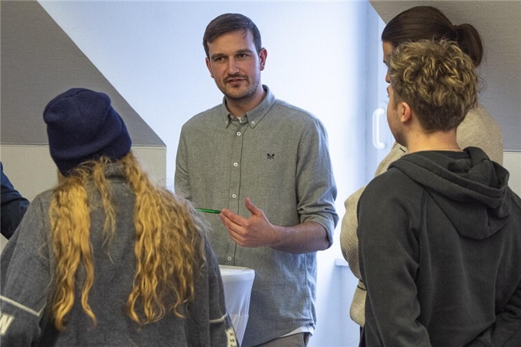 Jugend zeigt bei Austausch mit Politikern in Haus Wasserburg, dass sie mitreden können - und wollen