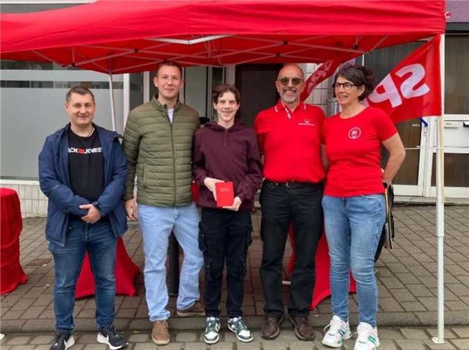 Maximilian Schick erhält sein Parteibuch vom Vorsitzenden Robin Haber am Stand des SPD-Ortsvereins auf dem Frühlingsmarkt in Kaisersesch.  Foto: Nils Gilles
