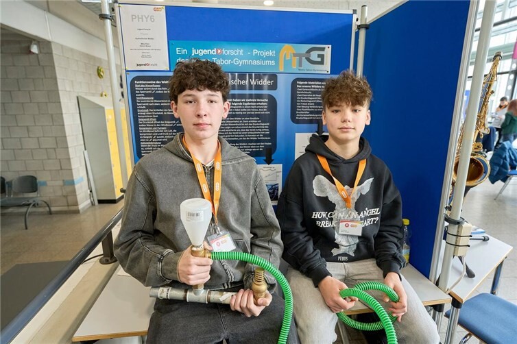 Maximilian Silas Marcus Tuitje (von links), Lina Marie Noll und Sophia Heibel entwickelten ein automatisches Bewässerungssystem, dass Blumen immer die richtige Menge an Wasser zukommen lässt.