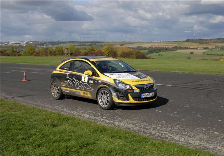 Maximilian Simons im Fahrzeug.