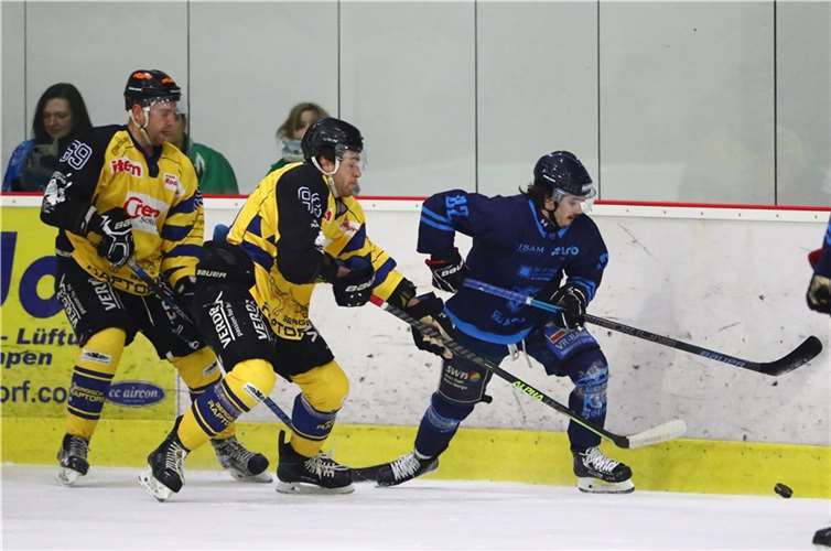 Maximilian Wasser beschäftigt hier zwei Solinger Verteidiger. Der EHC-Wirbelwind wurde zum besten Bären-Spieler der Partie gewählt. Foto: privat