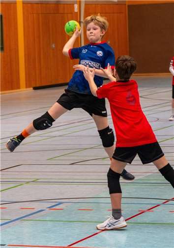 Maximilian Zedler reichen wie gewohnt neun Meter. Der Gegenspieler darf hier nicht mehr eingreifen, Körperkontakt gegen in der Luft befindlichen Spieler führt wegen Verletzungsgefahr auch in der E-Jugend zu zwei Minuten Zeitstrafe. Foto: privat