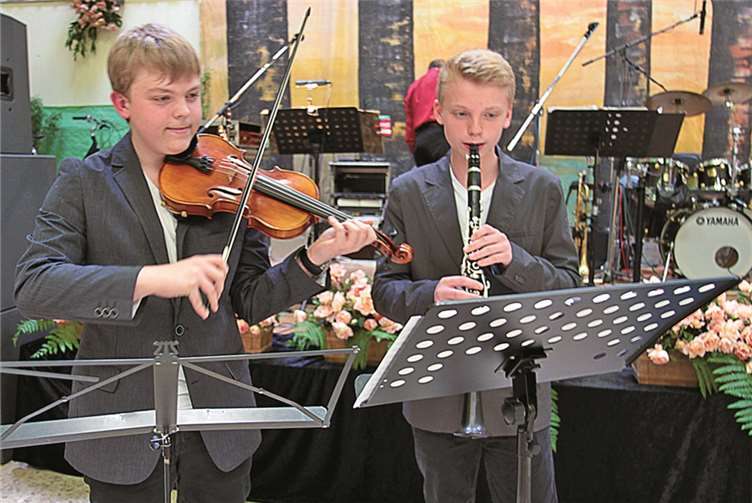 Maximilian und Christian Stangl bezauberten mit stimmungsvoller Musik.