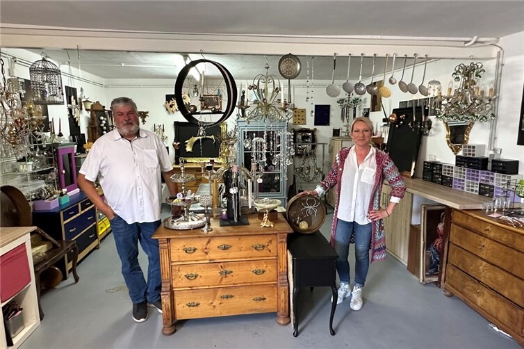 May Nürnberg zeigte Mendigs Stadtbürgermeister Achim Grün ihre Upcycling-Produkte, die scheinbar wertlose Ausgangsmaterialien zu neuem Glanz verhelfen. 