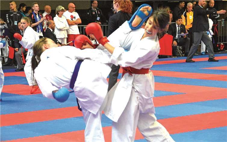 Maya Klee mit einer Fußtechnik zum Kopf.privat