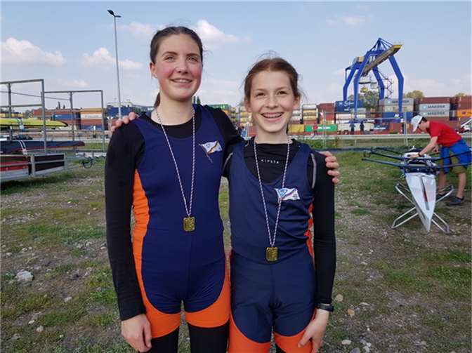 Maya Steiger und Annika Rojan freuen sich über ihren Sieg in Mannheim.