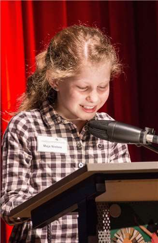 Maya von der Rheinbacher Gesamtschule las beim Kreisentscheid aus Kirsten Boies Sommerby.