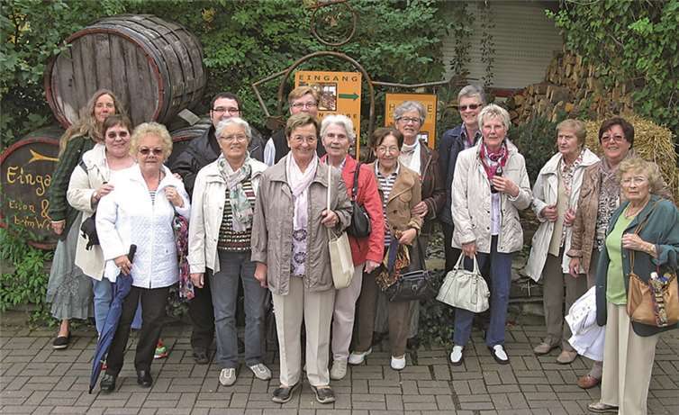 Mayen. Das Ziel der kfd war der Försterhof, „Försters Weinterrassen“, wo in gemütlicher Runde, ein gemeinsames Mittagessen stattfand. Danach bot sich die Gelegenheit, die Römervilla zu besichtigen, in der Stadt die Zeit, mit einem Stadtbummel, einkaufen, Eisessen oder mit Kaffee und Kuchen etc., zu verbringen. Kaplan Andreas Kern, ein Studienkollege von Kaplan Krutten, erklärte die Kirche, ( eine kleine Kirchenführung ), um 16 Uhr fand mit dem Kaplan Patrik Krutten ein Gottesdienst in der St. Laurentius Kirche statt, danach traten sie die Heimreise an. Privat