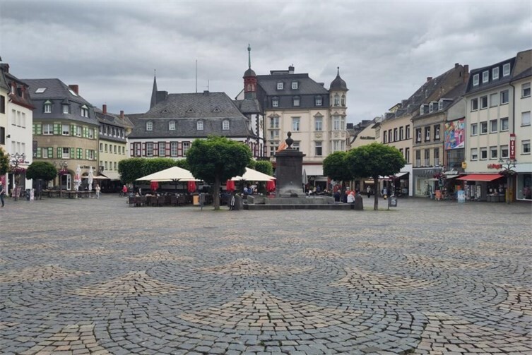 Mayen braucht eine vorausschauende Klimaanpassung: Mehr Grün, Schatten, Trinkwasserangebote und attraktive Aufenthaltsbereiche sollen die Innenstadt auch bei zunehmender Hitzebelastung lebenswert erhalten.