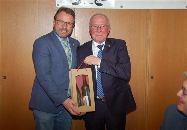 Mayen sagt „Danke“: Oberbürgermeister Wolfgang Treis zeigte sich beim scheidenden Brudermeister Heinz Schäfer im Namen der Stadt sowie persönlich mit einem Weinpräsent für sein 20-jähriges Engagement erkenntlich. Guido Dietrich