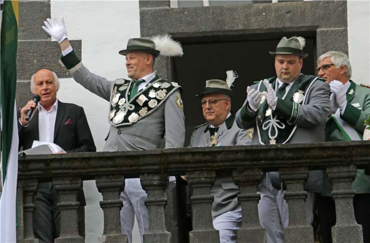 Mayen kommt aus dem Feiern nicht raus Mayener Schützenkönig 2022, dem Titel folgten: Bezirkskönig, Diözesankönig und Kreiskönig: Pierre Prüm (2.v.r.). Fotos: SSG Mayen