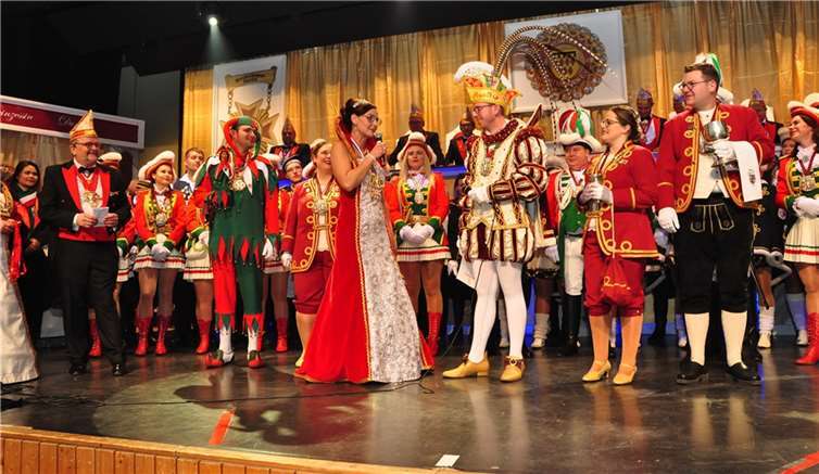 Mayenes Prinz Peter IV. machte Prinzessin Dunja I. mit großem Gefolge seine Aufwartung.  Fotos: BS