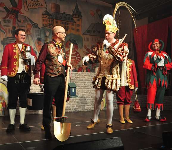 Ein sprühendes Feuerwerk der Lebensfreude Mayens Oberbürgermeister Dirk Meid wurde dazu verpflichtet bis Aschermittwoch den Spatenstich für eine Stadthalle zu vollziehen.