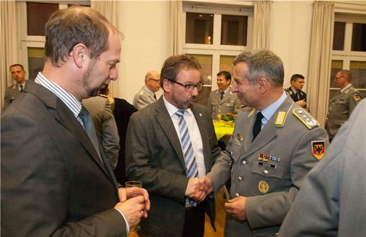 Mayens Oberbürgermeister Wolfgang Treis (Mitte) bedankt sich für die Einladung zum Neujahrsempfang bei Oberst Christian Bader (rechts).