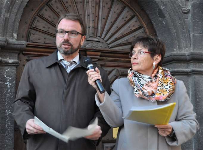 Mayens Oberbürgermeister Wolfgang Treis und die Organisatorin Bärbel Weinert-Velten sprachen zu Beginn mahnende Worte