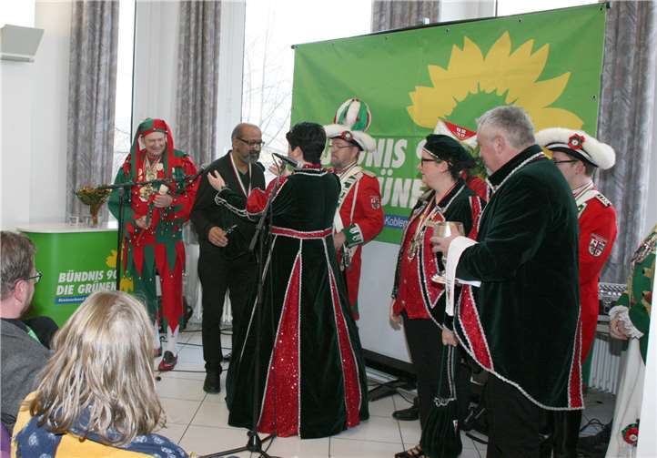 Mayens Prinzessin Tina I. überreicht dem Grünen-Landesvorsitzenden Josef Winkler zum Dank für die nette Begrüßung ihren Prinzessinnenorden.