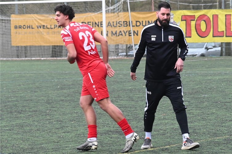 Mayens Trainer Marc Steil (rechts) brachte Tim Feiler in Urbar von Anfang an. Der offensive Mittelfeldspieler dankte es ihm mit dem Führungstreffer. Foto: SK