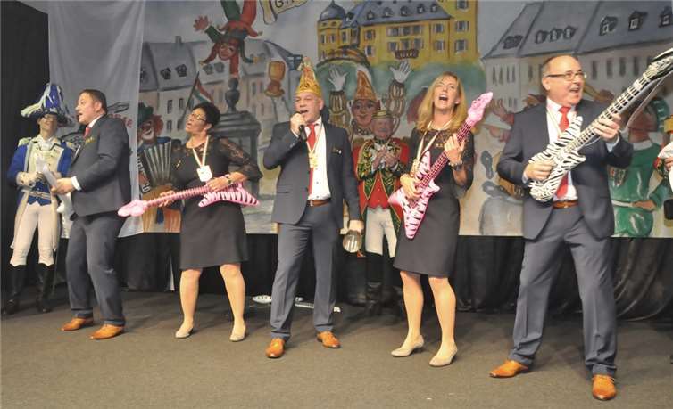 Mayens neuer Prinz Uli I. (Walsdorf) mit Hofstaat, den Pagen Ehefrau Nicole (Walsdorf, l.) und Silvia (Hölzer), dem Mundschenk Heinz (Spurzem) sowie dem quirligen Hofnarren Peter „Peeda“ (Ospel) gaben mächtig Gas.